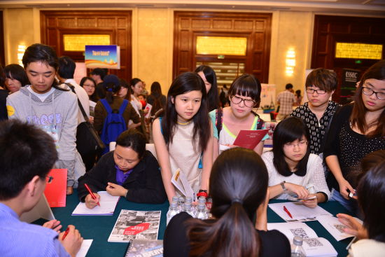 新浪國(guó)際教育展現(xiàn)場(chǎng)爆棚 學(xué)子逐夢(mèng)熱潮中，金牌顧問成焦點(diǎn)
